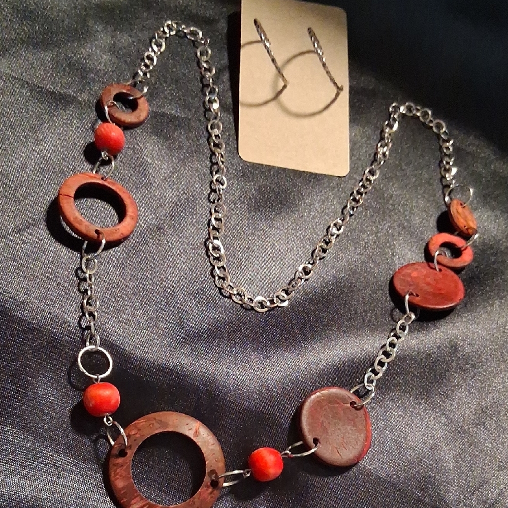 Elegant Silver Circle Link 28 Inch Long Necklace & Delocate Hoop Earrings..